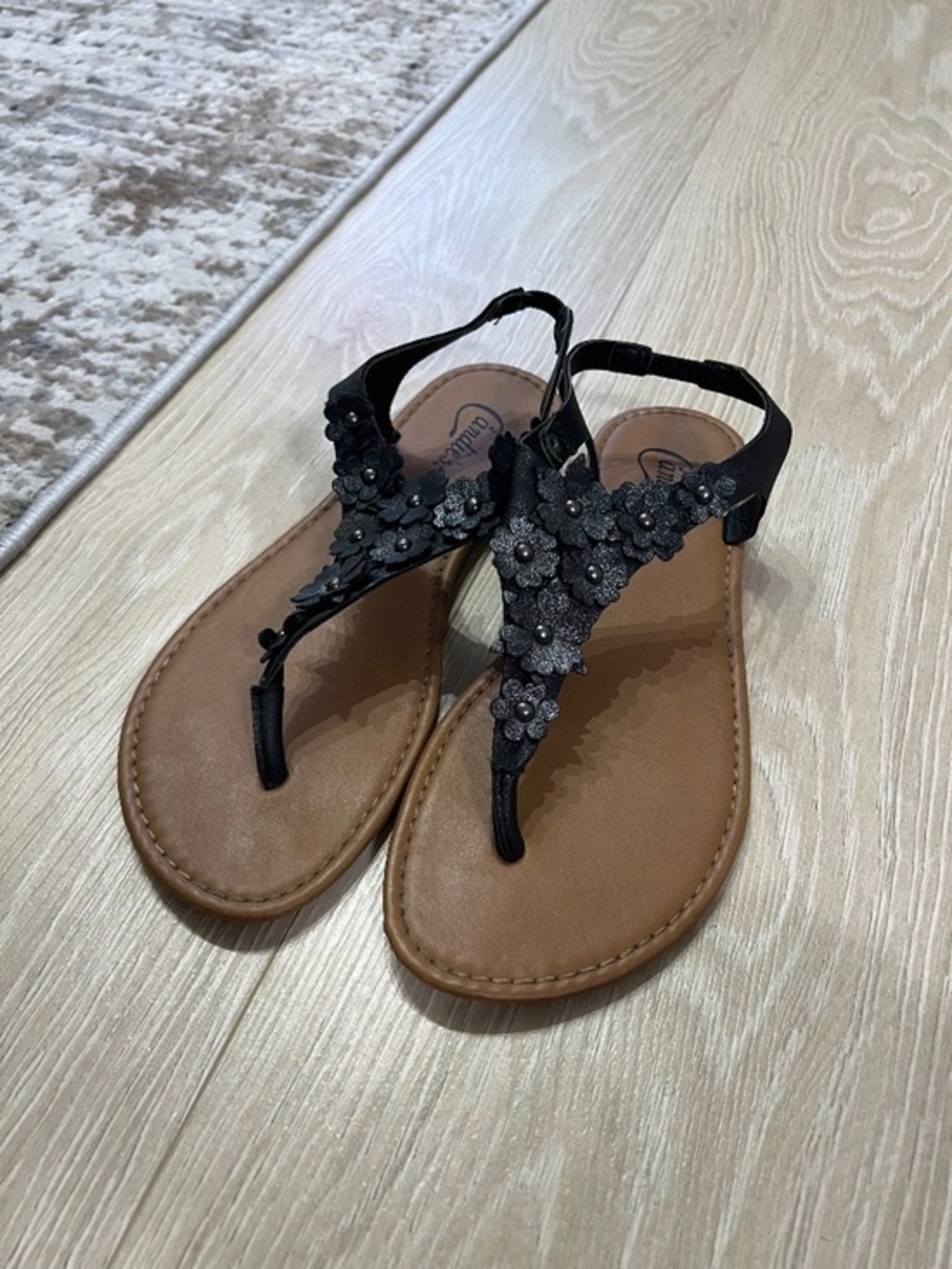 Black metallic floral straps sandals Candies size 7.5